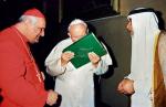 Jan Paweł II w maju 1999 r. na spotkaniu z delegacją muzułmanów z Iraku ucałował Koran. Na zdjęciu od lewej: katolicki patriarcha Babilonu Rafael Bidawid, Jan Paweł II i szejk Abdel-Hemim członek delegacji muzułmanów (fot. Elisabeth Ohlson Wallin/Arme Museum)