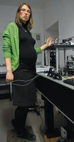 Dobrym czasem na pracę w laboratorium są noce, gdy dziecko śpi pod opieką męża – mówi fizyk Anna Szkulmowska z UMK  w Toruniu, mama 3,5-letniej Łucji