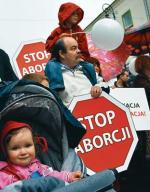34 proc. rodaków jest przeciwnych aborcji. Na zdjęciu marsz  dla życia i rodziny, Warszawa 2006 r.