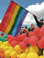 80 proc. Polaków uważa, że geje nie powinni zawierać związków  małżeńskich. Na zdjęciu Parada Równości, Warszawa 2008 r. 