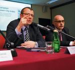 Na zdjęciu od lewej: Paweł Smoleń, prezes zarządu Vattenfall Heat oraz Hubert Górski, dyrektor ds. PR  Siemens podczas wczorajszej debaty w „Rz” 