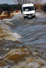 NIK ocenia, że w Polsce wciąż szwankuje system ochrony przeciw powodzi. Na zdjęciu zalany Ostrów w woj. świętokrzyskim w 2005 r.  