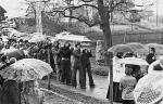 Pogrzeb Stanisława Pyjasa w Gilowicach, 10 maja 1977 r. Zdjęcie wykonane przez SB w ramach sprawy operacyjnego rozpracowania o kryptonimie „Stasio”