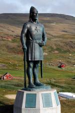 1. Zrekonstruowana wikińska osada w Norstead pod Anse aux Meadows na Nowej Funlandii 2. Pomnik wodza wikingów Leifa Erikssona w Qasssiansuk na Grenlandii 