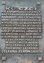 Tablica ku czci Stefana Żeromskiego na latarni morskiej w Rozewiu – pisarz odwiedził ją w trakcie pisania „Wiatru  od morza”