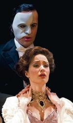 Amerykańska aktorka  Sierra Boggess  jako Christine  i Irańczyk Ramin Karimloo  jako Upiór  na scenie londyńskiego teatru Adelphi