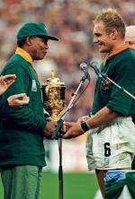 Prezydent Nelson Mandela wręcza puchar Francoisowi Pienaarowi, kapitanowi reprezentacji RPA, która zdobyła mistrzostwo świata  w rugby. 1995 rok 