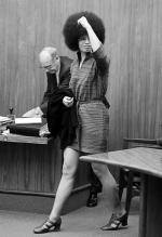  Jedna  z najsławniejszych postaci na liście FBI Angela Davis, działaczka Czarnych Panter, bohaterka piosenek  Johna Lennona  i Rolling Stonesów.  Na zdjęciu podczas swojego procesu w 1971 r. (oskarżono ją o współudział w zabójstwie politycznym)