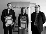 Maciej Rogalski  i Maria Pertek otrzymali wczoraj  z rąk redaktora naczelnego „Rz” Pawła Lisickiego (z prawej) dyplomy dla najlepszych prawników przedsiębiorstw