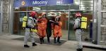 Według eksperta ćwiczenia służb ratunkowych nie uczą reagować na nieprzewidziane sytuacje.  Na zdjęciu symulowany atak chemiczny w warszawskim metrze w 2009 r. 