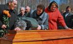 Wczoraj w Rosji zaczęły się pogrzeby ofiar zamachów. Na zdjęciu rodzina żegna 20-letniego Maksyma Marejewa