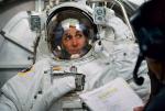 Astronautka Nicole Stott przymierza skafander EMU służący do spacerów w otwartej przestrzeni kosmicznej