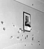 Ostrzelany  portret Bieruta  w gmachu  poznańskiej bezpieki w czerwcu 1956 roku