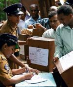 Policjanci w Kolombo sprawdzają urny do głosowania