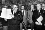 Specjalny wysłannik prezydenta FR Borysa Jelcyna, szef rosyjskich archiwów Rudolf Pichoja wręcza 14 października 1992 roku prezydentowi RP Lechowi Wałęsie dokumenty zbrodni katyńskiej