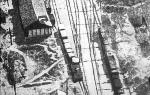 Stacja  Gniezdowo  – fragment  niemieckiego zdjęcia lotniczego z okresu wojny. Tu przywożono koleją oficerów z Kozielska i stąd odwożono autobusami na kaźń do Lasu Katyńskiego
