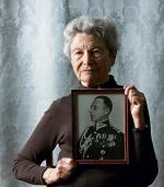Teresa Dangel ze zdjęciem ojca –  płk. Konstantego Druckiego-Lubeckiego