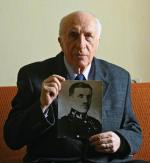 Fotografia nadinspektora Euzebiusza Zielińskiego w rękach syna Zbigniewa