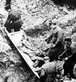 Zwłoki zamordowanych oficerów polskich ekshumowane  wiosną 1943 roku w Katyniu (fot. muzeum katyńskie, reprod. j. dudek)