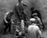 Zwłoki wydobyte w obecności  Francuzów  w Lesie  Katyńskim na początku lipca 1943 roku (fot. Institut National de L’Audiovisuel w Paryżu)