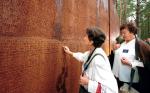 Inskrypcje  z nazwiskami zamordowanych policjantów  na murze  w Miednoje