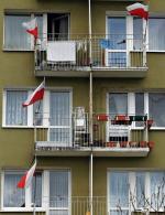 W całym kraju wywieszano flagi z żałobnym kirem (na zdjęciu Poznań)