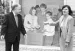 Para prezydencka na tle swojego zdjęcia sprzed 20 lat. Wystawa upamiętniająca 20. rocznicę wyborów z 1989 r. 