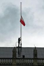 W sobotę przed południem opuszczono flagę  na Pałacu Prezydenckim w Warszawie