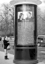Na słupach ogłoszeniowych zamiast reklam pojawiły się plakaty ze zdjęciem pary prezydenckiej i listą wszystkich ofiar katastrofy 