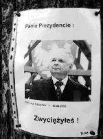 Mieszkańcy wielu miast (na zdjęciu Łódź) czczą pamięć ofiar, zapalając znicze i wieszając portrety