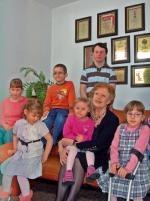 Beata Tyszkiewicz, przewodnicząca rady Fundacji Dzieciom „Zdążyć z Pomocą”, z podopiecznymi