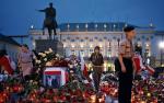 Wielu Polaków oddało hołd ofiarom katastrofy, przynosząc pod Pałac Prezydencki kwiaty, znicze i flagi oraz wpisując się do księgi kondolencyjnej