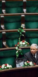 Jarosław Kaczyński podczas żałobnego posiedzenia parlamentu