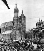 Na zdjęciu trumna z ciałem Marszałka na krakowskim Rynku, maj 1935 r.