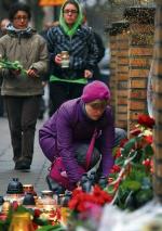 Wielu Polaków wspólnie przeżywa żałobę narodową. Na zdjęciu mieszkańcy Trójmiasta składają kwiaty i zapalają znicze  pod sopockim mieszkaniem prezydenta