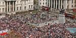 Na Trafalgar Square Polacy z flagami i kwiatami pojawiali się w niedzielę już od godziny 10 rano