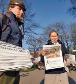 Od 10 kwietnia harcerze  i studenci  rozdali  w dużych  miastach  420 tys.  egzemplarzy  specjalnych  wydań „Rz”.  Na zdjęciu  wczoraj  w Krakowie