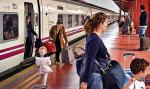 Przewoźnicy kolejowi liczą zyski.  Na zdjęciu pasażerowie pociągu relacji Paryż-Madryt 
