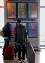 Turyści, których paraliż lotnisk zatrzymał we Francji, mogą skorzystać z superszybkiej kolei do Berlina. Bilet kosztuje jednak 300 euro. Na zdjęciu podróżni na lotnisku w Lyonie