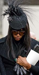 modelka  Naomi Campbell z włosami ufarbowanymi  na siwo