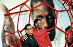 Didier Drogba (na zdjęciu  z Bono)  angażuje się  w akcje  charytatywne.