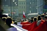 Warszawiacy tłumnie przychodzą na Spacer Flagi na Krakowskim Przedmieściu