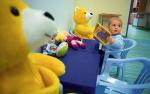 W poczekalni poradni pediatrycznej na małych pacjentów czekają misie w żółtym kolorze i inne maskotki 
