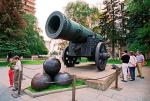 Car Puszka wystawiona w Moskwie i metalowe kule odlane  zamiast kamiennych, które się nie zachowały