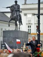 Mieszkańcy stolicy już wczoraj składali kwiaty i znicze przed Pałacem Prezydenckim. Część zamierzała wziąć udział w całonocnym  modlitewnym czuwaniu