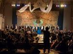 W finale każdego turnieju wszyscy tenorzy śpiewają razem słynną arię Księcia  z „Rigoletta”