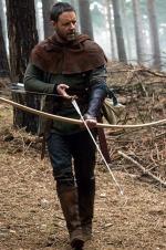 W najnowszym filmie Russell Crowe próbuje odpowiedzieć na pytanie, jak ze zwykłego łucznika narodził się Robin Hood