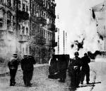 Esesmani palący domy getta. Warszawa 1943 rok