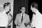 Leopold Tyrmand  (w środku) słynął jako wielki propagator jazzu. Spod jego pióra wyszła w 1957 roku ceniona w środowisku muzycznym książka  „U brzegów jazzu”