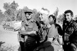 Na froncie wojny Jom Kippur w październiku 1973 r. – od lewej minister obrony Mosze Dajan i generał Ariel Szaron 